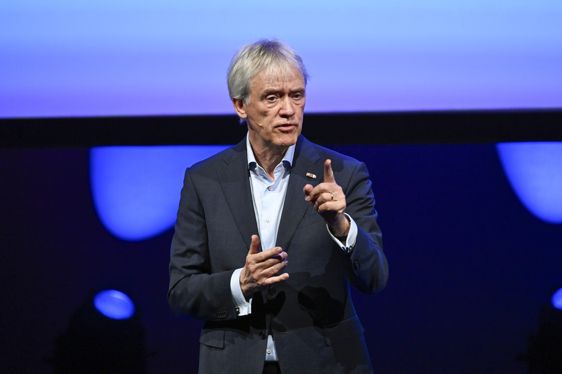 Peter Wennink tijdens de EW-lezing in het DeLaMar Theater - fotografie Peter Hilz/EW