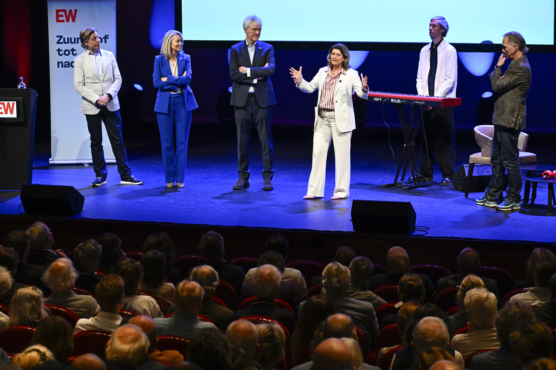Peter Wennink tijdens de EW-lezing in het DeLaMar Theater - fotografie Peter Hilz/EW